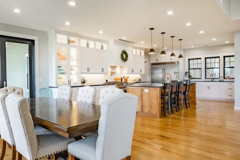 Dining,Room,Interior,With,Table,And,Chairs,Table,Settings,Staged